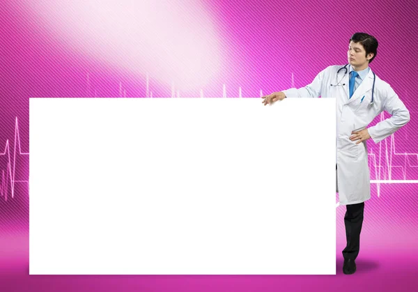 Läkare med vit blank banner — Stockfoto