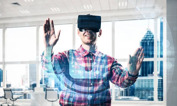 Jonge man met virtual reality headset — Stockfoto