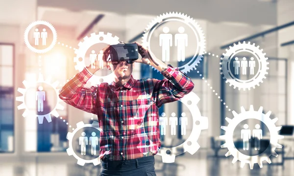 Jeune homme avec casque de réalité virtuelle — Photo