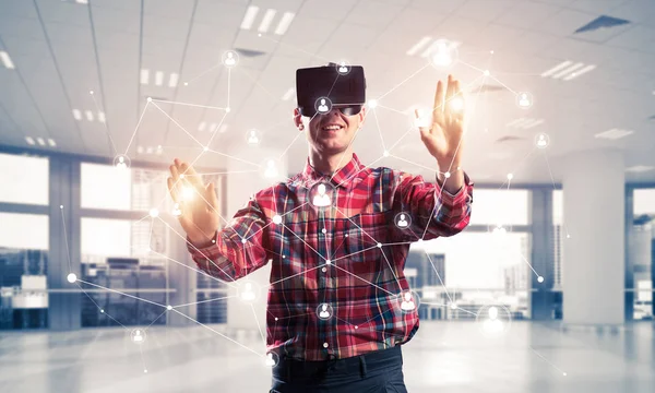 Jonge man met virtual reality headset — Stockfoto