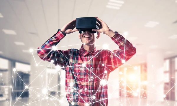 Jeune homme avec casque de réalité virtuelle — Photo