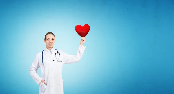 Női orvos gazdaság szív szimbólum — Stock Fotó