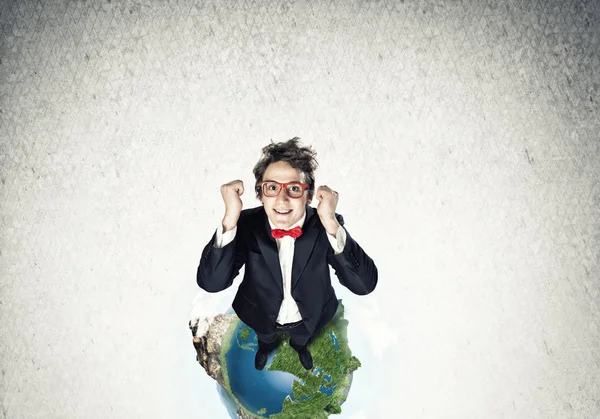 Mannen i glas stående på jorden världen — Stockfoto