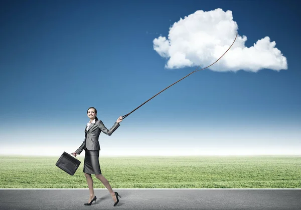 Mujer de negocios tirando de nube — Foto de Stock