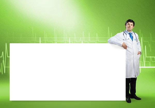 Läkare med vit blank banner — Stockfoto