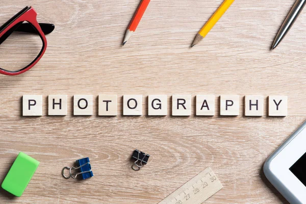 Holzwürfel auf dem Tisch — Stockfoto