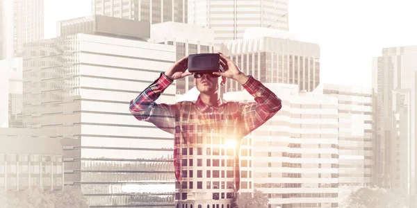Jonge man met virtual reality headset — Stockfoto