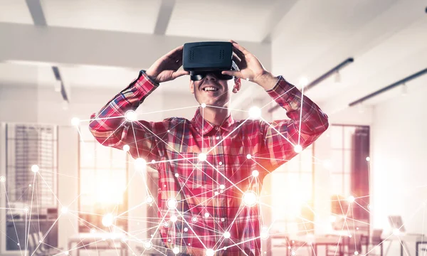 Jeune homme avec casque de réalité virtuelle — Photo