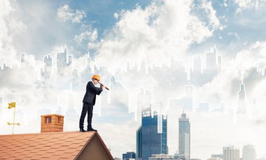 Takım elbise ve kask genç işadamı 