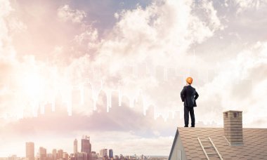 Takım elbise ve kask genç işadamı 