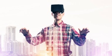 Sanal gerçeklik kulaklık ile genç adam 