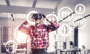 Sanal gerçeklik kulaklık ile genç adam 