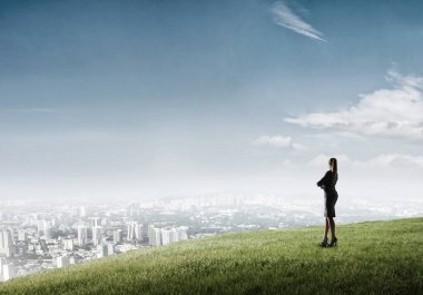 Şık iş kadını tepede duran