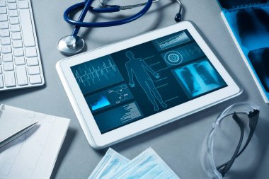 tablet PC ve doktor araçları masada