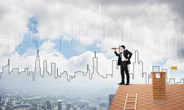 Çatının kenarında genç işadamı