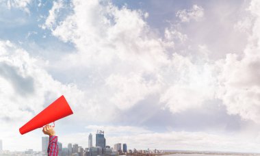 duyuru kağıt trompet yapma kadın