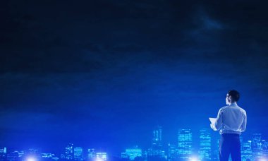 Bavul ile zarif işadamı