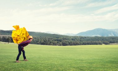 Mühendis adam yükünü taşıyor.