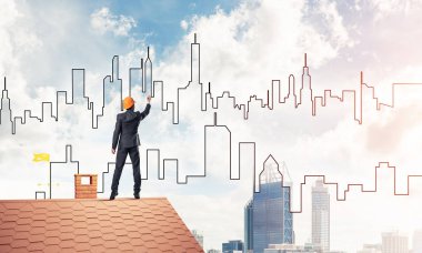 evin çatısında duran erkek mühendis