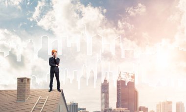 Takım elbise ve kask genç işadamı 