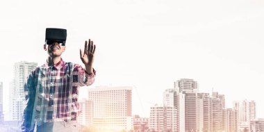 Sanal gerçeklik kulaklık ile genç adam 