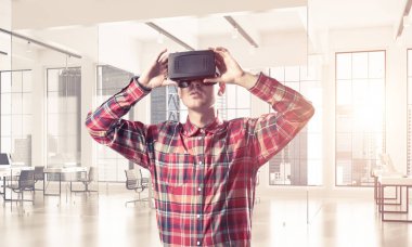 Sanal gerçeklik kulaklık ile genç adam 