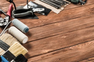 ahşap masa enstrümanlar