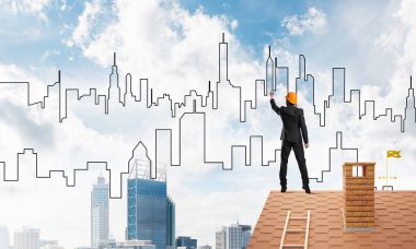 evin çatısında duran erkek mühendis