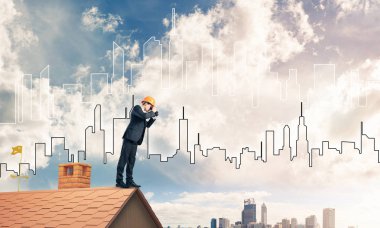 Takım elbise ve kask genç işadamı 