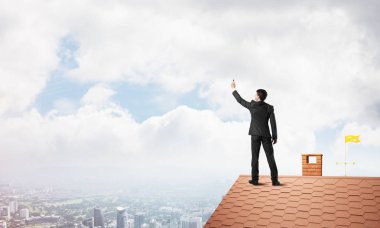 Arka ile ayakta genç adam