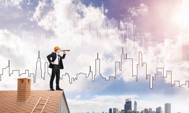 Takım elbise ve kask genç işadamı 