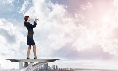 Garson tepsi kadın üzerinde sunulması 