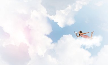 megafon yüksek havada uçan kadınla