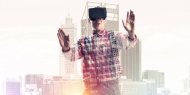 Sanal gerçeklik kulaklık ile genç adam 