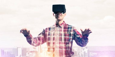 Sanal gerçeklik kulaklık ile genç adam 