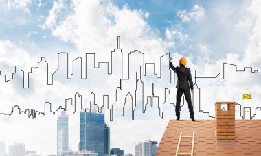 evin çatısında duran erkek mühendis