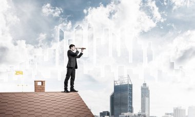 Çatının kenarında genç işadamı