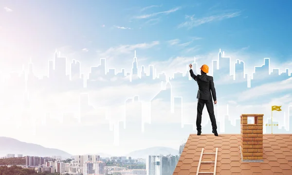 Manliga ingenjör stående på tak — Stockfoto
