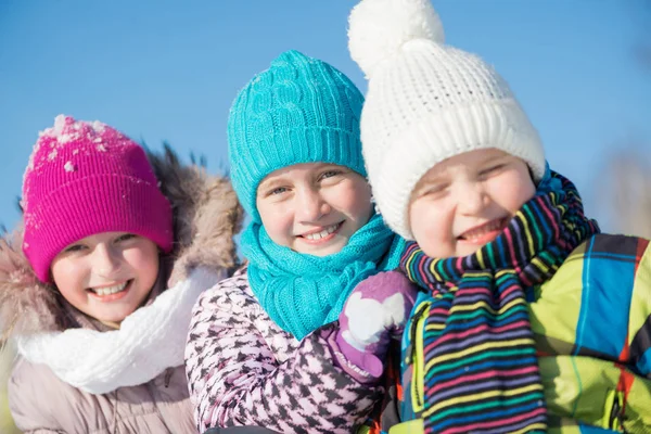 Трое счастливых детей в зимнем парке — стоковое фото