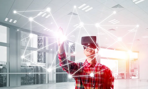 Jeune homme avec casque de réalité virtuelle — Photo