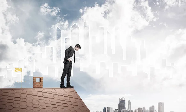 Affärsman som står på kanten av huset tak — Stockfoto