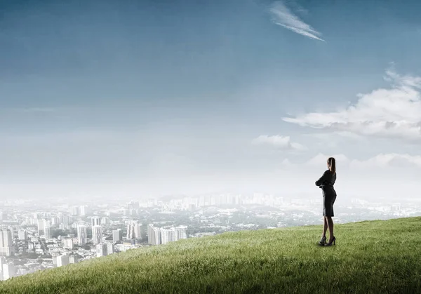 Элегантная деловая женщина, стоящая на холме — стоковое фото