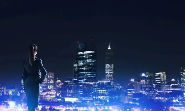 Mujer mirando la ciudad nocturna — Foto de Stock