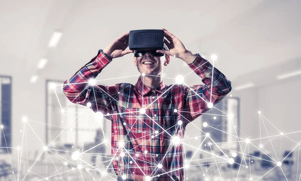 Молодой человек с гарнитурой виртуальной реальности — стоковое фото