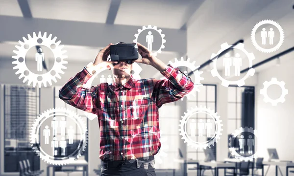 Jeune homme avec casque de réalité virtuelle — Photo