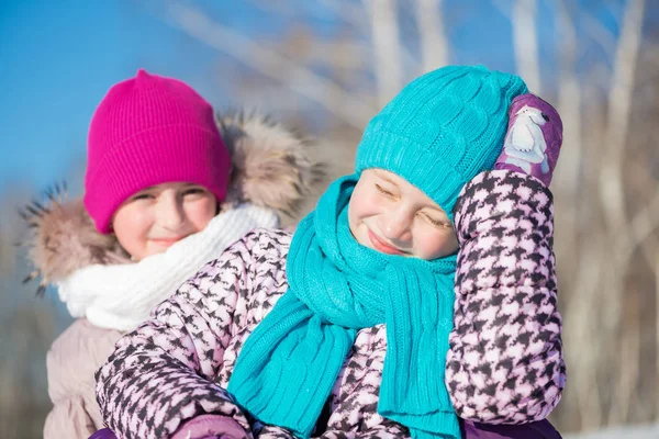 Şirin kızlar kış binme — Stok fotoğraf