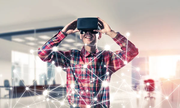 Молодой человек с гарнитурой виртуальной реальности — стоковое фото