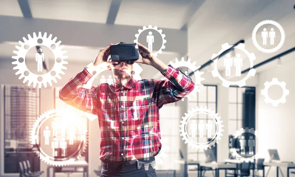 Jovem com fone de ouvido de realidade virtual — Fotografia de Stock