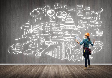 Mühendis kadın arkadan görünüm