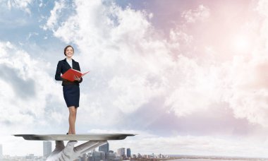 Garson tepsi kadın üzerinde sunulması 